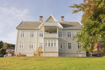 Huset ved siden av låven