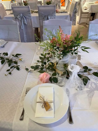 Dekketøy og pyntet selskapslokale