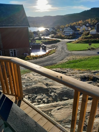 Uteområde – gårdstun i morgensol